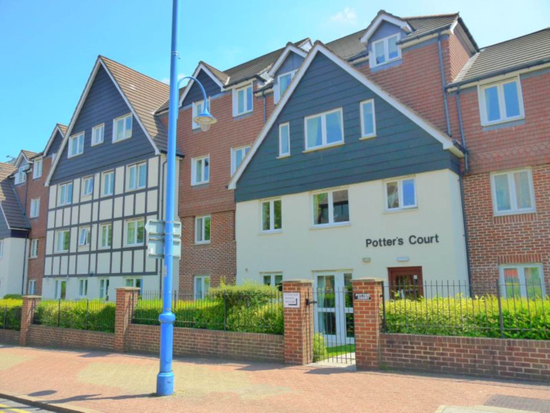 Potters Court, Potters Bar