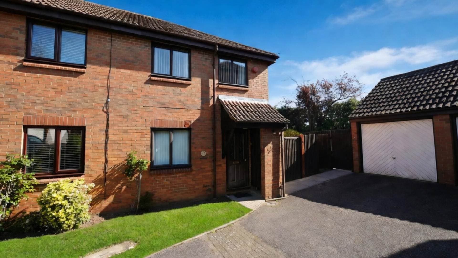 CHAIN FREE, Popular AL9 Location, Bull Stag Green, Hatfield